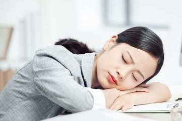 不压迫眼球的姿势